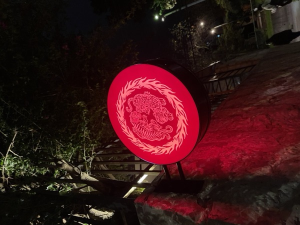Tigre rojo en la entrada